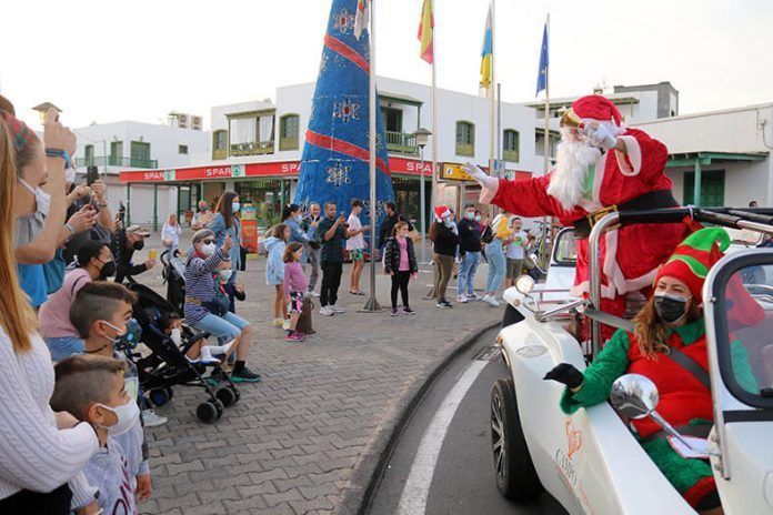 Papá Noel en el centro de PlayaBlanca Noticias Yaiza | Papá Noel reparte ilusión en Playa Blanca