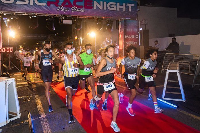 Salida de la prueba de una milla de la Music Race Night Playa Blanca