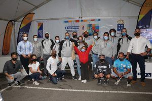 Noticias Yaiza | Tripulación de los cuatro barquillos del municipio junto al concejal de Deportes, Ángel Lago, el alcalde accidental, Daniel Medina, y representantes de Marina Rubicón