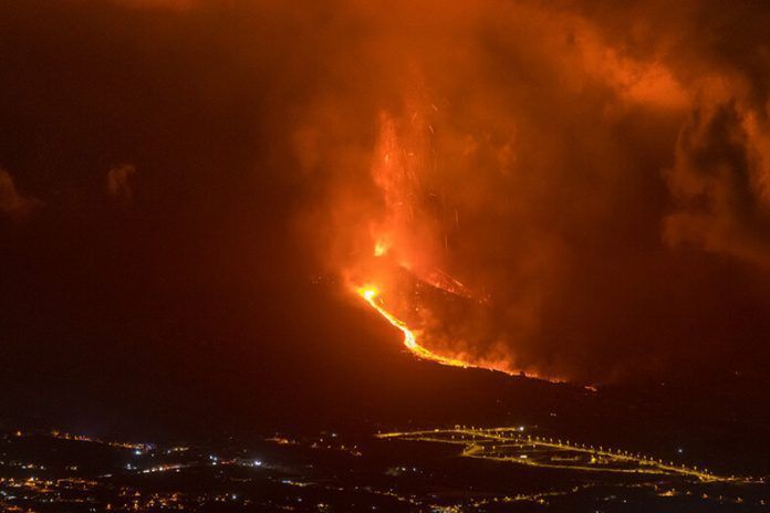 Foto nocturna de la erupción volcánica en La Palma Noticias Lanzarote | Erupción volcánica en La Palma