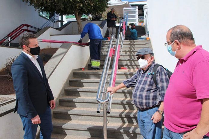 El alcalde de Yaiza, Óscar Noda,y el concejal, Rubén Arca, junto a un vecino de Playa Blanca. Noticias Playa Blanca | Playa Blanca mejora la seguridad en escaleras y rampas en espacios de alto tránsito peatonal