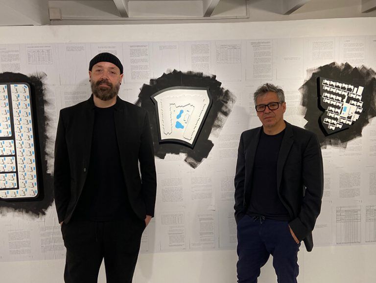 Noticias Lanzarote | El artista Acaymo S. Cuesta reflexiona sobre la corrupción urbanística en su exposición “Blanco corrupto”