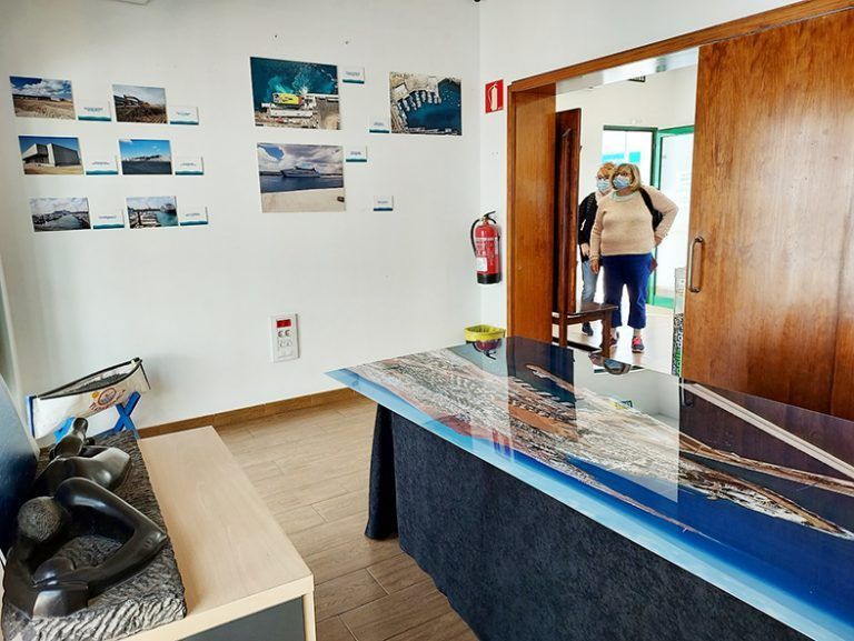 Noticias Playa Blanca | La exposición fotográfica del puerto de Playa Blanca recibe más de 3.400 visitantes en la Oficina de Turismo