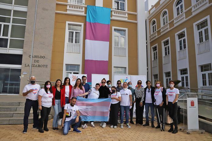 Foto de familia Noticias Lanzarote | El Cabildo de Lanzarote da visibilidad y apoya las reivindicaciones del colectivo trans