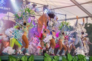 Las comparsas sureñas derrochan ritmo y colorido en los carnavales de San Bartolomé