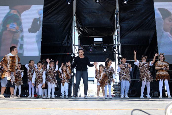 Noticias Playa Blanca | Los peques interpretan su mundo de color y fantasía en Playa Blanca