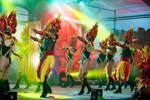 Las comparsas sureñas derrochan ritmo y colorido en los carnavales de San Bartolomé