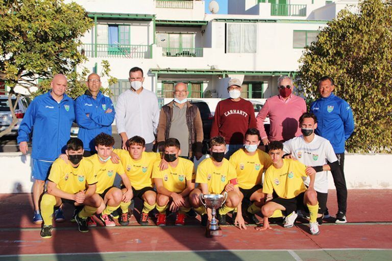 Noticias Playa Blanca | Los juveniles de fútbol sala de Playa Blanca alzan su título de campeones de Liga