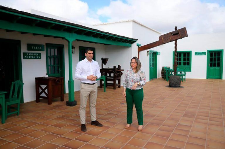 Noticias Lanzarote | Los Centros Turísticos publican la convocatoria para el arrendamiento de locales del Patio de los Artesanos