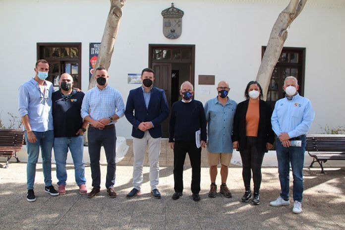 Responsables de las entidades organizadores y del Ayuntamiento de Yaiza tras la reunión en sede consistorial Noticias Playa Blanca | Yaiza se postula para acoger en junio el Campeonato de Canarias de Fotografía Submarina