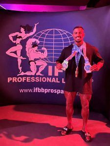 Noticias Playa Blanca | Kunal Mahtani se proclama campeón de Culturismo en el Top Tan Classic de Alicante