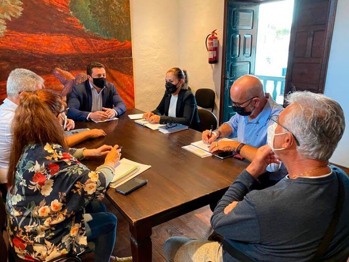 Noticias Yaiza | Yaiza y los taxistas valoran propuestas de mejora del servicio
