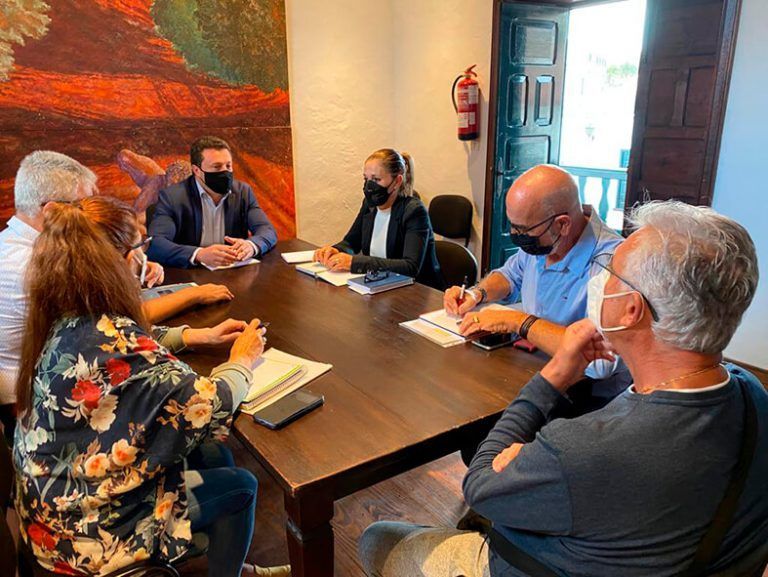 Noticias Yaiza | Yaiza y los taxistas valoran propuestas de mejora del servicio