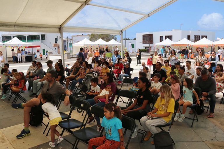 Noticias Yaiza | Playa Blanca vive con entusiasmo su X Feria del Libro