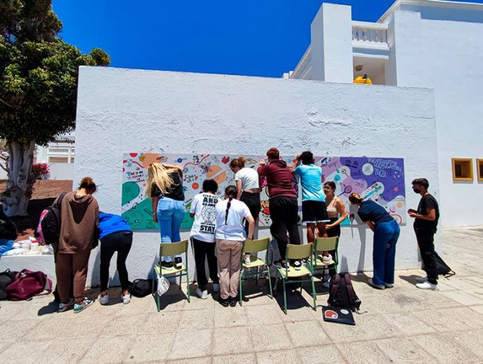 Alumnado elaborando el mural Noticias Yaiza | Jóvenes del IES Yaiza enseñan en un mural sus propuestas para el municipio