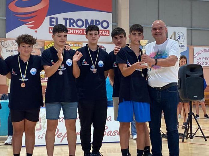 CB Ajaches recogiendo el trofeo CB Ajaches en el Campeonato de Canarias Infantil