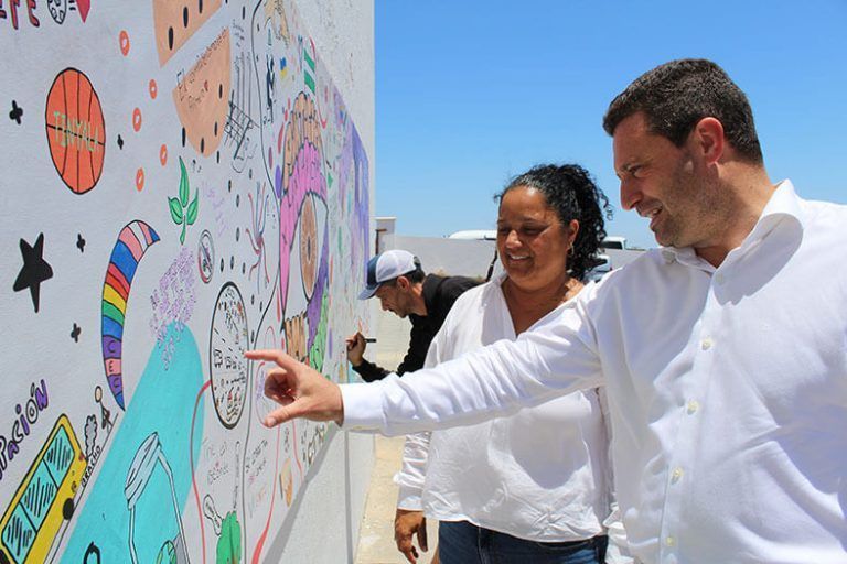 Jóvenes del IES Yaiza enseñan en un mural sus propuestas para el municipio