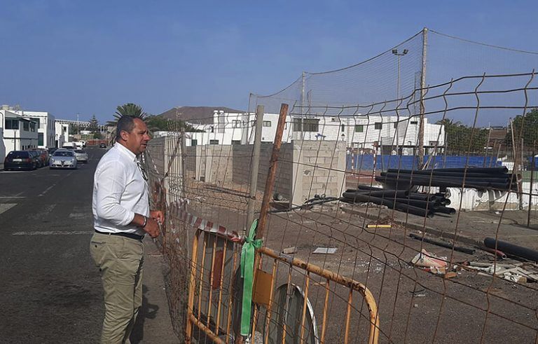 Noticias Playa Blanca | El PP denuncia la paralización de las obras de la estación de contenedores junto a la cancha en Playa Blanca