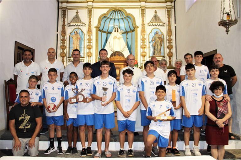 Noticias Yaiza | Los infantiles del Club Balonmano Ajaches ofrecen sus títulos al municipio de Yaiza