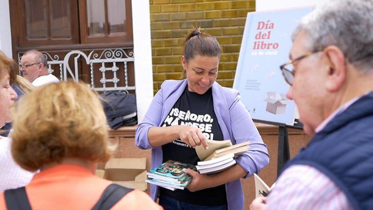 Noticias Lanzarote | El Cabildo llevará a cabo un nuevo reparto gratuito de libros con motivo del Día de Canarias