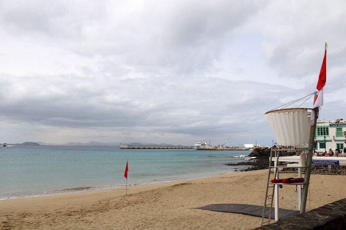 Noticias Playa Blanca | La playita del pueblo, en Playa Blanca, cerrada al baño de forma preventiva