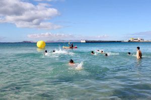 Familias sureñas celebran el fin de curso con una jornada lúdico-deportiva y solidaria en la playa de Playa Blanca