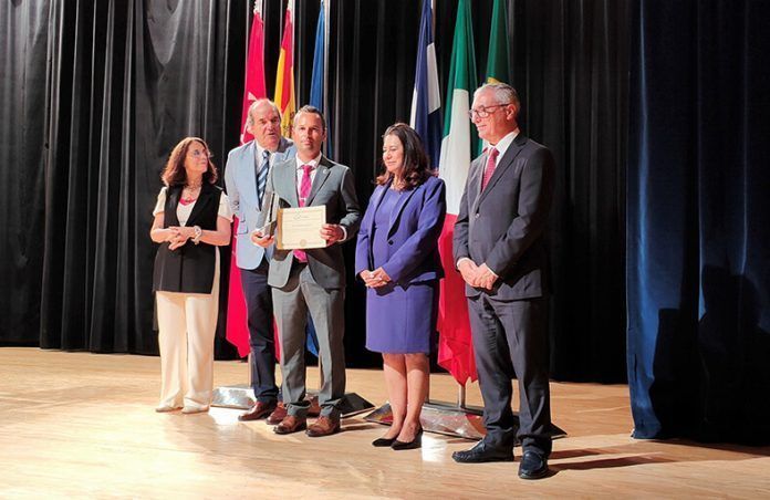 Galardón Escoba de Plata Yaiza recoge el premio Escoba de Plata en la Feria del Urbanismo y Medio Ambiente de Madrid