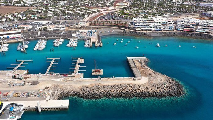 Noticias Playa Blanca | Las obras en la dársena pesquera del puerto de Playa Blanca avanzan con la finalización del dique martillo de abrigo