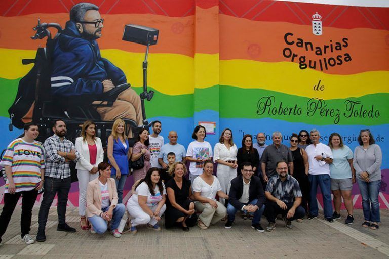 Noticias Lanzarote | Lanzarote estrena un mural que rinde homenaje a Roberto Pérez Toledo como referente LGTBI