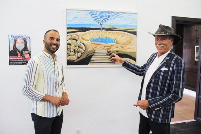 Klaus Peter Wiegner junto al edil de Cultura, Daniel Medina Pedro ‘de Maciot’ exhibe su retrospectiva en Yaiza