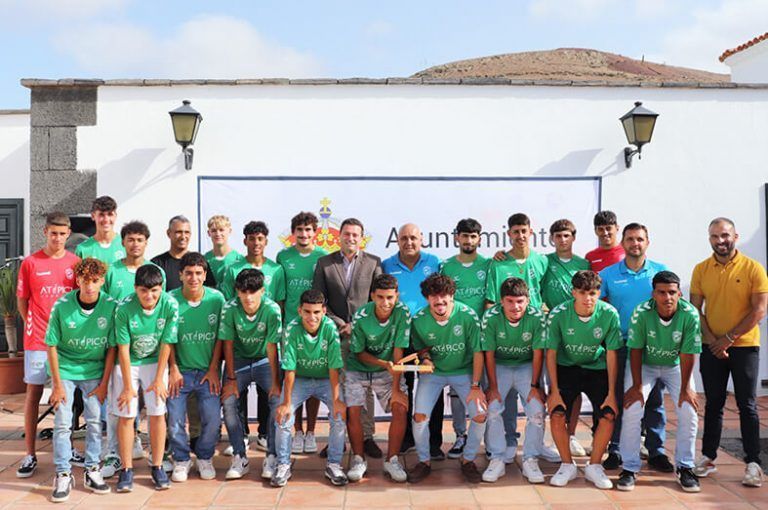 El Ayuntamiento homenajea a los juveniles del US Yaiza por su ascenso a la Liga Interinsular