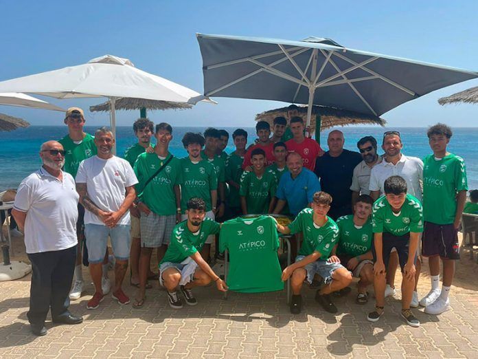 Noticias Playa Blanca | El Chiringuito Tropical agasaja a los juveniles del US Yaiza para celebrar su ascenso a la Liga Interinsular