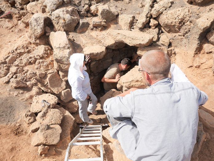 Intervención tubo volcánico La Degollada Patrimonio Cultural excava un tubo volcánico dentro de una casa honda en el sur de Lanzarote