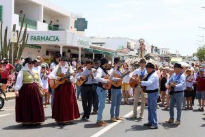 Playa Blanca adora a su Patrona en tierra y mar