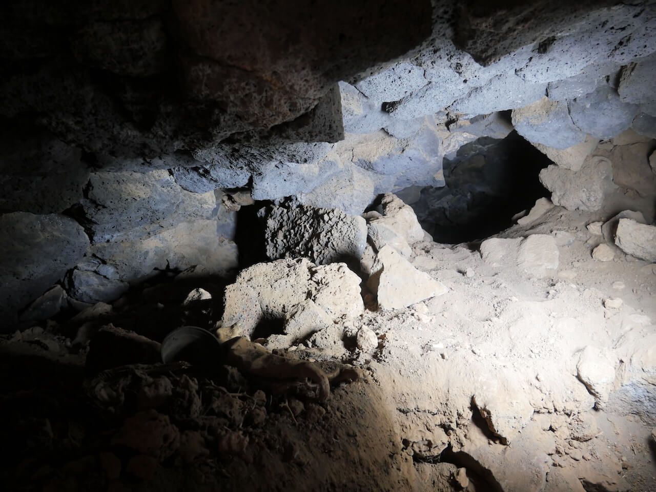 Noticias Yaiza | Patrimonio Cultural excava un tubo volcánico dentro de una casa honda en el sur de Lanzarote