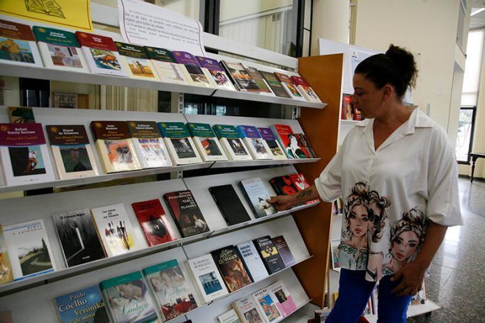 Noticias Lanzarote | La Biblioteca Insular regala su excedente de libros para fomentar la lectura durante el verano
