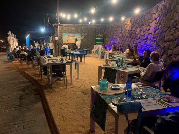 Panorámica de las Cenas de una Noche de Verano Noticias Yaiza | Comienza el verano gastronómico en Playa Blanca con las Cenas del Chiringuito Tropical