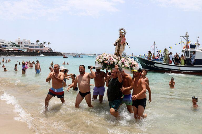 Noticias Playa Blanca | Playa Blanca adora a su Patrona en tierra y mar