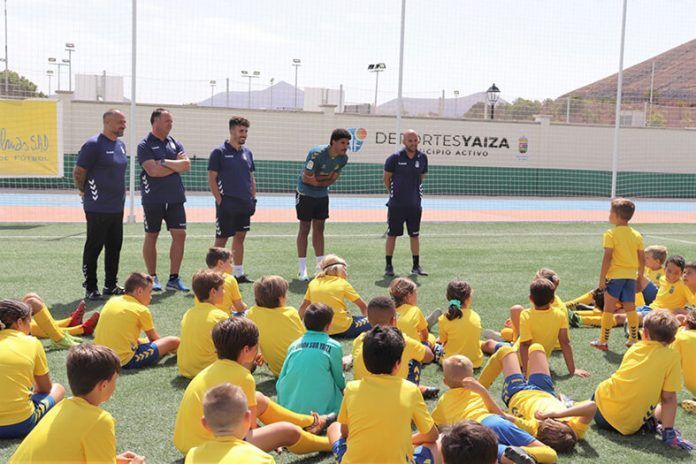 Visita de Saúl Coco al Campus de Fútbol en Yaiza Noticias Yaiza | Saúl Coco visita el Campus de Fútbol en Yaiza