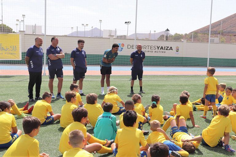 Noticias Yaiza | Saúl Coco visita el Campus de Fútbol en Yaiza