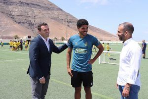 Visita de Saúl Coco al Campus de Fútbol en Yaiza