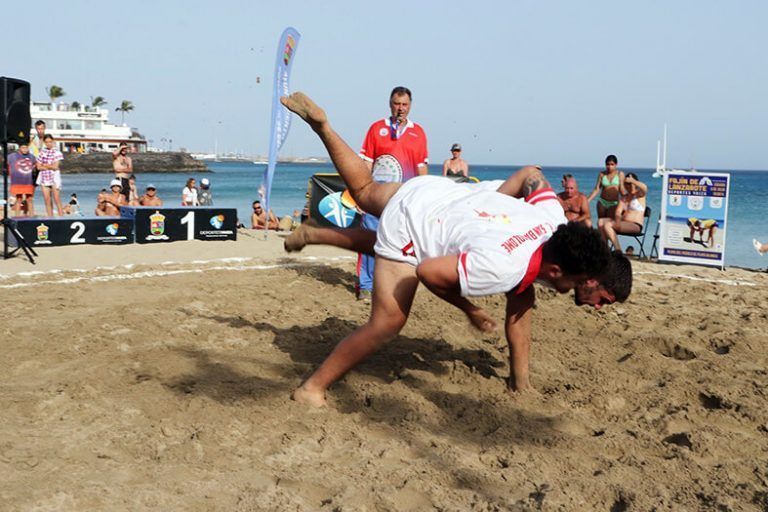 Noticias Playa Blanca | Playa Blanca fomenta la usanza competitiva del fajín de lucha canaria