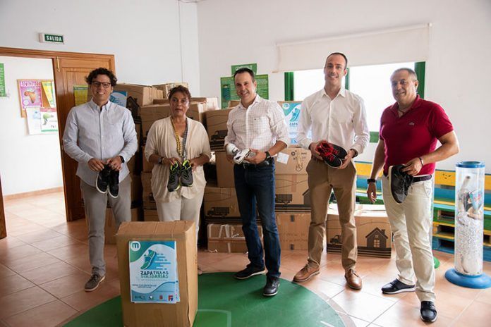 Noticias Lanzarote | Lanzarote enviará este año más de 2.400 pares de “zapatillas solidarias” a los jóvenes de Guinea Ecuatorial