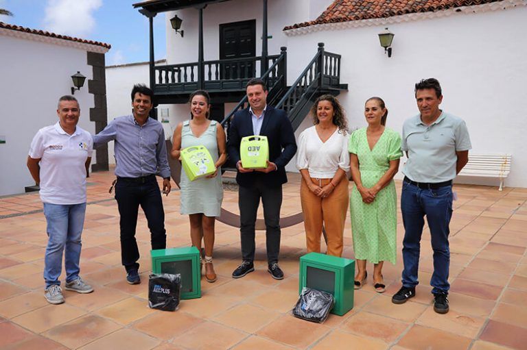 Noticias Yaiza | El Cabildo de Lanzarote hace entrega de dos nuevos desfibriladores para Yaiza