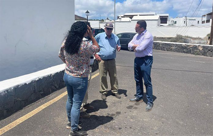 Óscar Noda en visita al pueblo de Uga Noticias Yaiza | articula