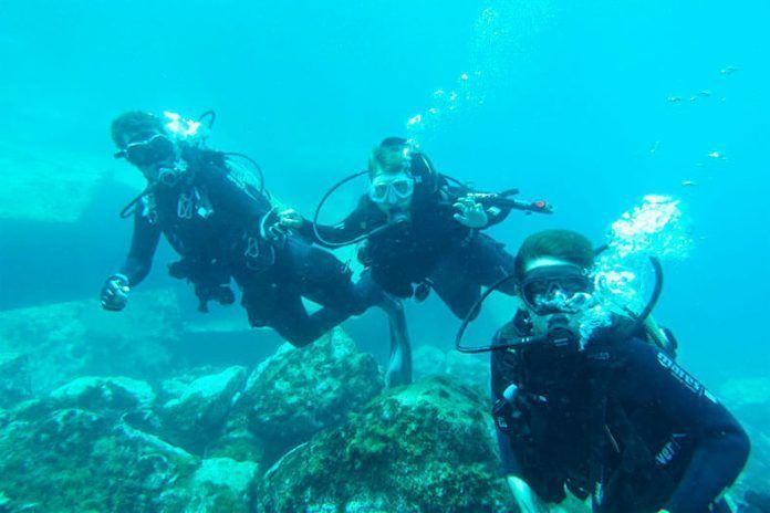 Noticias Playa Blanca | Veinte jóvenes prueban el buceo en el programa Agosto Joven Yaiza