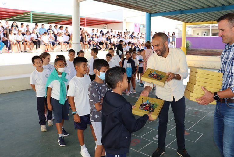 Noticias Yaiza | El Ayuntamiento reparte el cuento ilustrado ‘Yaiza y el fantasma de Las Salinas’ en los colegios del municipio