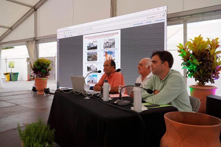 Noticias Lanzarote | La Feria Insular de Artesanía viaja por la historia de todos los municipios de Lanzarote a través de los memorialistas Óscar Torres y Jesús Perdomo
