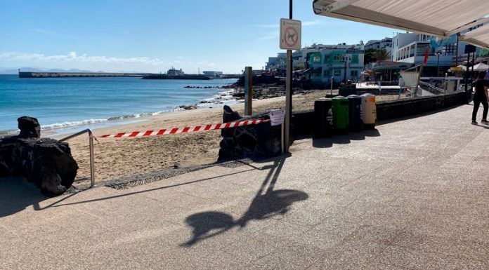 Cierre al baño de la playa de Playa Blanca por vertidos Noticias Playa Blanca | El PP de Yaiza pide al Gobierno de Dolores Corujo que actúe con las aguas fecales