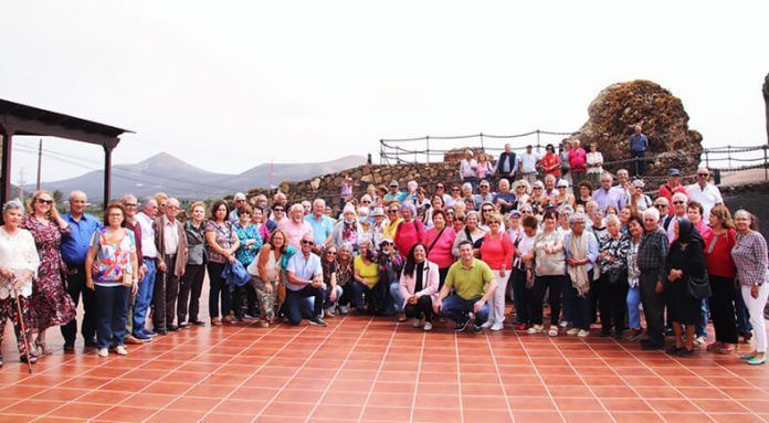 Yaiza | Ciento sesenta mayores de Yaiza retratan la alegría de la vida
